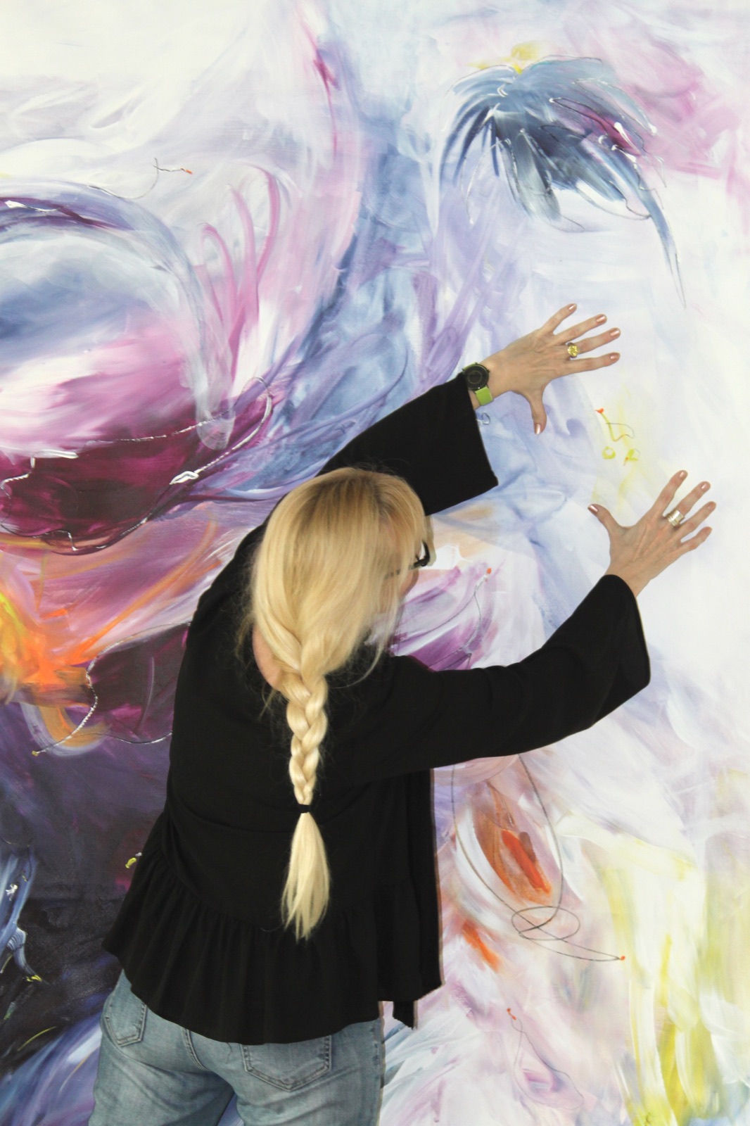 Silvia Grasser malt an der Auftragsarbeit „Big One“