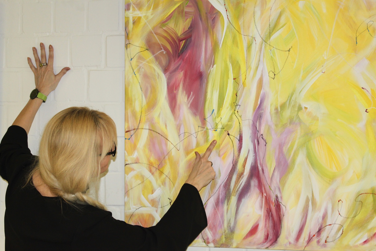 Silvia Grasser malt an ihrem farbenfrohen Acrylbild „Kinderkichern“ in Gelb, Rosa und Violett