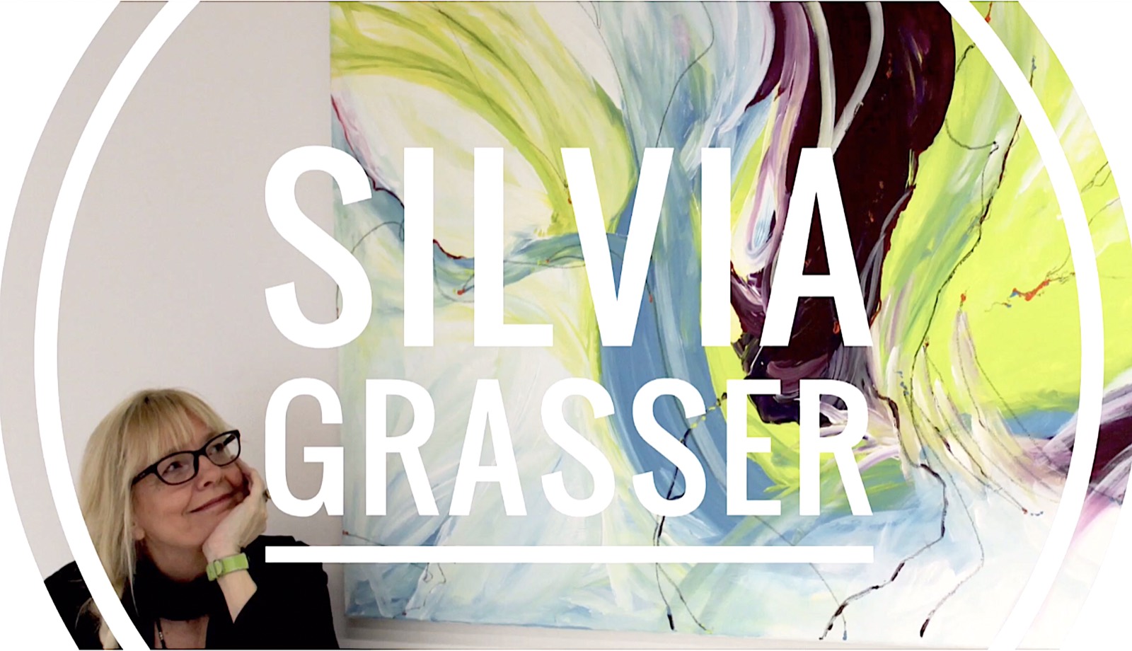 Silvia Grasser stützt lächelnd das Kinn in die Hand vor ihrem großen Acrylbild in Limettengrün, Hellblau und Aubergine